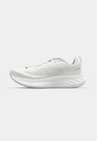 Weißer Laufschuh mit einem Obermaterial aus Mesh, runder Zehenpartie, reflektierenden Akzenten und einer gepolsterten Zwischensohle. Verfügt über einen leichten Absatz und eine strukturierte Sohle.
