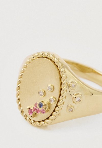 Kultainen sormus, jossa on soikea pinta, teksturoitu köysikuosi, yhdeksän pientä jalokiveä, mukaan lukien vaaleanpunaiset ja siniset kivet, sekä sileä kiillotettu pinta.