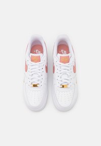 Nike Sportswear AIR FORCE 1 07 ESS - Tenisky - white/rust pink