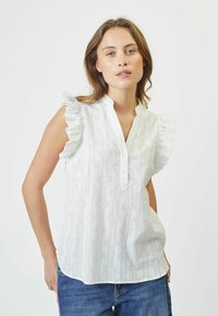 Bluză albă din bumbac cu mâneci zbârcite, guler mandarin, deschidere cu nasturi pe față și model geometric texturat.