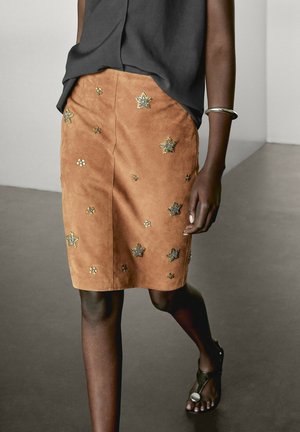 MIDI WITH RHINESTONE DETAIL - Leather skirt - camel