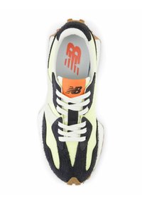 Schuh mit strukturiertem schwarzem und neongelbem Stoff, weißen Schnürsenkeln und einem orangefarbenen Akzent auf der Zunge, ausgestattet mit einer Gummisohle.