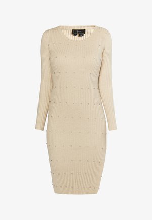 Ribotu smėlio spalvos suknelė su ilgomis rankovėmis, iki kelių, puošta sidabro spalvos smeigtukais, išdėstytais taškinio rašto kompozicijoje visame audinyje.