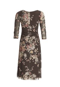 Robe midi fleurie marron foncé avec manches trois-quarts, dos froncé et fleurs roses, blanches et beiges sur tissu transparent.