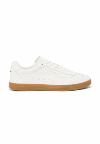 Witte lage sneaker met gumzool, zijveters en subtiele "Tommy Hilfiger" branding op het leren bovenwerk.