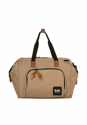 Beige stoffen duffelbag met zwarte accenten, bovenhandvaten en een ritssluiting. Bevat een voorvak met leren trekbanden en een logo patch.