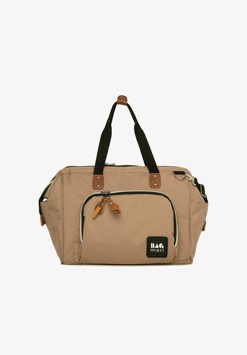 Beige stoffen duffelbag met zwarte accenten, bovenhandvaten en een ritssluiting. Bevat een voorvak met leren trekbanden en een logo patch.