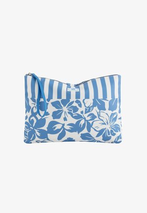 Blå og hvid blomstertrykt clutchtaske med vandrette striber, lynlåslukning og en matchende blå håndledsrem. Tekstureret, holdbart materiale.