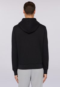 Czarna bluza z kapturem, długim rękawem, ściągaczami przy mankietach i u dołu. Gładki materiał i prosty design. Widok z tyłu, bez grafik ani akcentów.