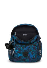 Kipling-ryggsäck i blå och grön abstrakt mönster. Utrustad med fickor med dragkedja, en plyschapa som nyckelring och en cirkulär logotyp. Texturerat tyg.