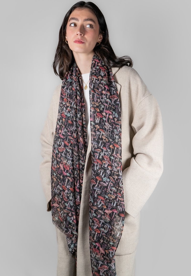 Foulard leggero con una base nera e una stampa colorata di funghi e botaniche. Texture morbida e trasparente con forma rettangolare.