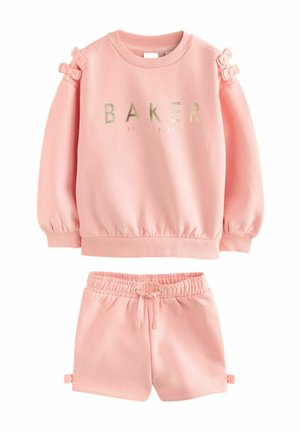 Rosa Sweatshirt und passendes Shorts-Set. Das Sweatshirt hat ein goldenes "BAKER"-Logo und Schleifenakzente an denÄrmeln. Weicher Stoff mit elastischen Bündchen.