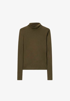 Un haut col roulé vert olive, à manches longues, en tissu doux avec une texture lisse, présentant un design ajusté classique et un col replié.