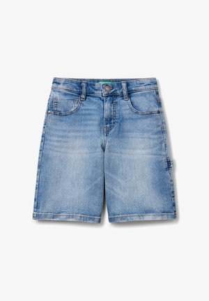 Pantalones cortos de mezclilla en azul claro con un lavado desgastado, diseño de cinco bolsillos y cierre de botón de metal. Terminado con aperturas de pierna recta.