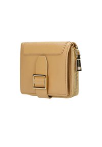 Portafoglio in pelle marrone chiaro con patta, dettaglio a fibbia e chiusura con zip. Presenta una superficie liscia e una forma rettangolare compatta.
