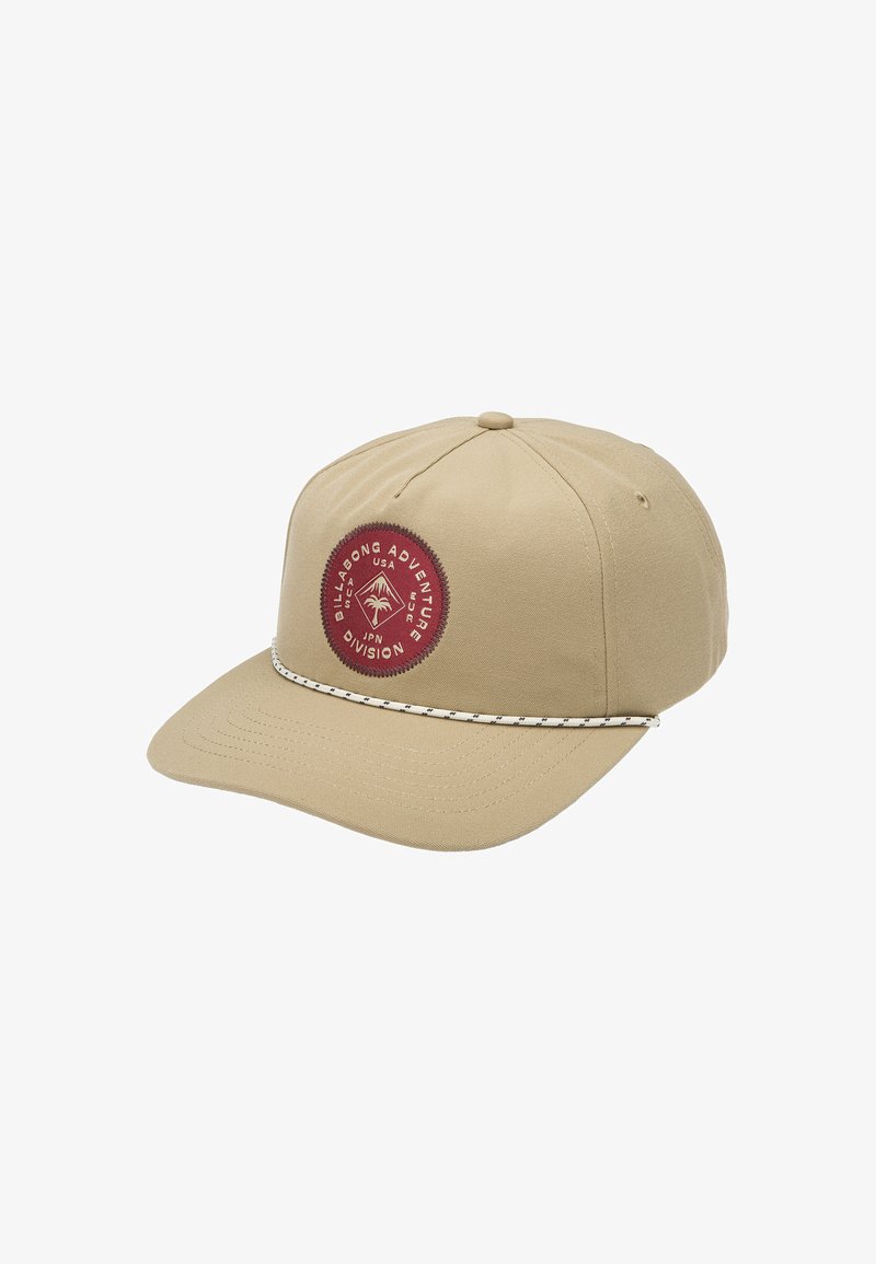 Tan cap med en struktureret design, der har en rund rød lap med hvid tekst. Accentueret med et hvidt og sort stribet bånd langs skyggen.