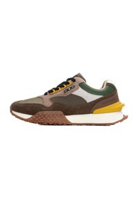 Zapatilla que presenta una mezcla de ante marrón, acentos verdes y talón amarillo. Detalles de malla y texturizados en los laterales, con una suela de goma estampada.
