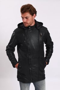 Svart läderjacka med huva, med flera dragkedjefickor, räfflade axelaccenter och en slät, texturerad yta.