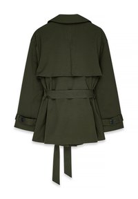 Trench coat verde oliva con vita regolabile, schiena a doppio strato e polsini con bottoni. Presenta un colletto classico e un design dal fit rilassato.