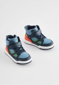 Wysokie sneakersy z niebieskiej syntetycznej skóry z zielonymi, pomarańczowymi i żółtymi akcentami, rzepem oraz teksturowaną gumową podeszwą.