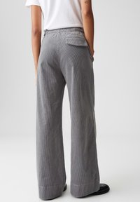 Grijze corduroy wijde broek met een hoge tailleband en een achterzak, met verticale ribbels en een relaxte pasvorm.