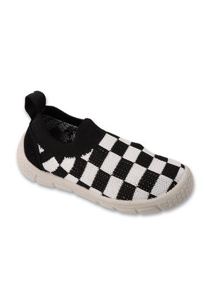 Czarno-biała slip-on w kratkę z teksturowaną górą z tkaniny i gumową podeszwą, wyposażona w uchwyt z tyłu dla łatwego zakupu.