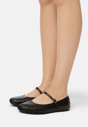 Schwarze Leder-Ballerinas mit gerundetem Zehenbereich, verstellbarem Riemen und glatter Oberfläche sowie einer flachen Sohle.