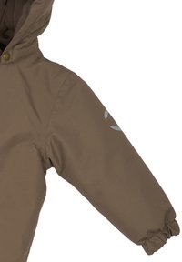 Giacca esterna marrone con cappuccio, polsini elastici e dettaglio logo grigio sulla manica sinistra. Tessuto dalla texture liscia.