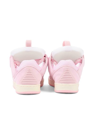 Lyserøde sneakers med en glat, ruskindsoverdel og mesh-detaljer, der har en hvid polstret krave, trækflig og tekstureret hældetalje.