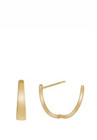 Orecchini a cerchio in oro con una finitura liscia e lucida. Un orecchino è un cerchio completo, mentre l'altro ha un design affusolato e allungato.
