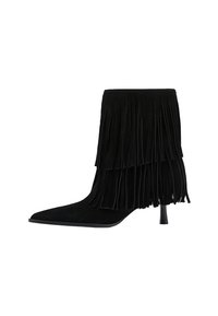 Stivale alla caviglia in suede nero con punta affusolata, dettagli in frange sovrapposte e tacco medio sottile.