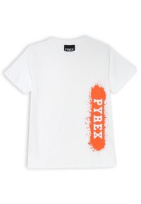 T-shirt in cotone bianco con una striscia verticale a motivo schizzi arancioni e la parola "PYREX" in grassetto bianco sul davanti.