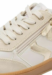 Sneaker bianco in pelle e scamosciato con finitura testurizzata. Caratterizzato da accenti dorati, lacci intrecciati e una cerniera laterale.
