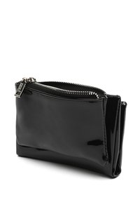 Borsa a zip in vernice nera con un design elegante, caratterizzata da una cerniera argentata. Forma compatta con una texture liscia e lucida.