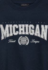 Felpa in cotone navy con testo ricamato bianco: "MICHIGAN," "Finest League," e un logo circolare con accenti di alloro.