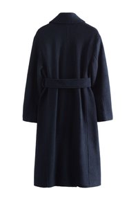 Marineblauer Wollmantel mit Kragen, langen Ärmeln und einem Gürtel in der Taille. Der strukturierte Stoff verfügt über ein minimalistisches Design ohne sichtbare Beschläge.