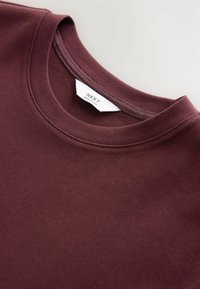 Unselected, deep red