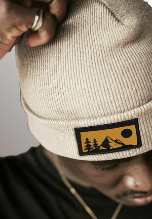 Neverless NATURMOTIV MIT PATCH BERGE WALD - Beanie - beige