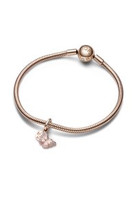Bracciale in oro rosa con un design intrecciato e chiusura circolare, caratterizzato da un charm a farfalla decorato con piccoli gemelli.