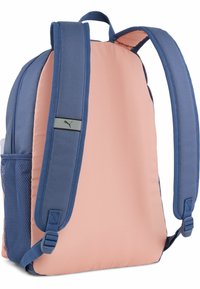 Zaino con design bicolore in blu navy e pesca. Realizzato in tessuto morbido, include una tasca laterale in rete e spallacci regolabili.
