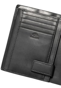 Portafoglio in pelle nera con molteplici fessure per carte, cuciture discreta e logo di protezione RFID. Presenta una patta di chiusura per maggiore sicurezza.