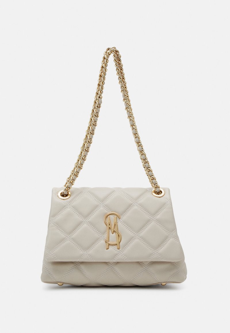 Sac à main matelassé couleur crème avec bandoulière chaîne dorée et fermoir doré avec lettres entrelacées.