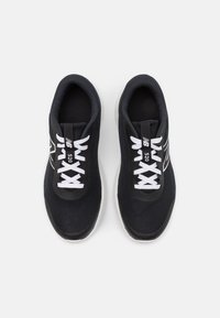 New Balance 520V8 UNISEX - Cestná bežecká obuv - black