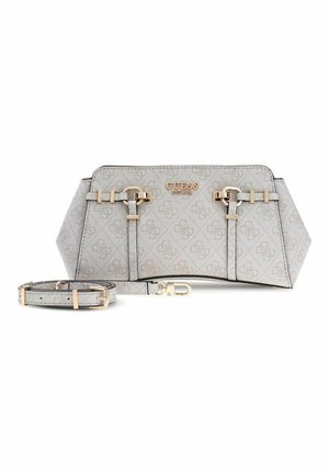 Sac à main Gray Guess avec imprimé monogramme, garnitures dorées, bandoulière ajustable et détails de boucle à l'avant sur fond blanc.