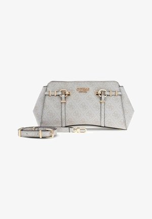 Sac à main Gray Guess avec imprimé monogramme, garnitures dorées, bandoulière ajustable et détails de boucle à l'avant sur fond blanc.