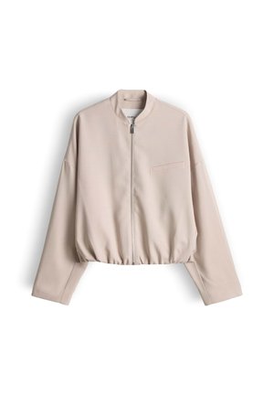 Hellbeige kurze Jacke mit langen Ärmeln, Reißverschluss vorne, rundem Ausschnitt und einer kleinen Brusttasche, auf weißem Hintergrund präsentiert.