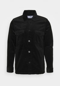 Giacca in corduroy nero con chiusura a bottoni, due tasche sul petto e colletto classico. Texture morbida con vestibilità regolare e maniche lunghe.
