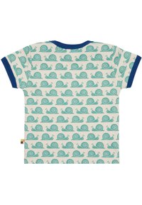 Kurzärmeliges Baumwoll-T-Shirt mit einem cremefarbenen Hintergrund, das ein sich wiederholendes Muster von teal-farbenen Schnecken und einen dunkelblauen gerippten Kragen sowie Ärmel aufweist.