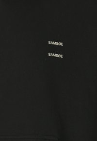 Hanorac negru cu două logo-uri brodate "SAMSNØE" în alb, centrate vertical pe față, cu o textură netedă.