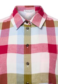Koszula w kratę w odcieniach czerwonym, różowym, niebieskim i zielonym. Materiał bawełniany z kołnierzykiem zapinanym na guziki i detalem kieszeni. Widoczne dwa brązowe guziki.